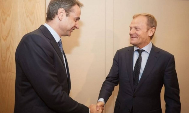 Συνάντηση Μητσοτάκη - Τουσκ στο περιθώριο του συνεδρίου του ΕΛΚ