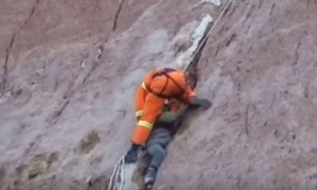 Καρέ-καρέ η απίστευτη διάσωση ενός παιδιού που έπεσε από ύψος 100 μέτρων!