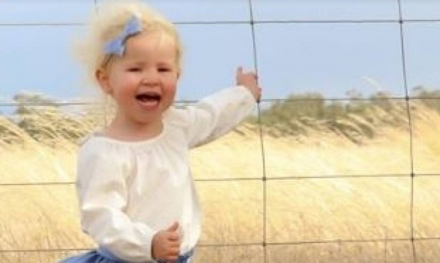 Έβγαλε την κόρη της μια συνηθισμένη φωτογραφία. Αυτό που είδε μετά την έκανε να χάσει τον ύπνο της!