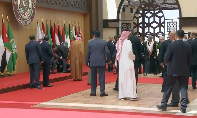 Η «επική» τούμπα του 82χρονου προέδρου του Λιβάνου που κάνει το γύρο του διαδικτύου (Vid)