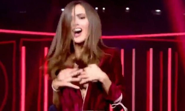 Ακατάλληλες εικόνες σε ζωντανή μετάδοση: Παίκτρια αποκάλυψε ξανά το πλούσιο στήθος της (video)