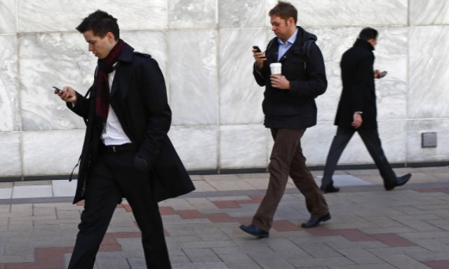 Στοιχεία σοκ: 6.000 θάνατοι πεζών σε έναν χρόνο στις ΗΠΑ λόγω κινητού τηλεφώνου