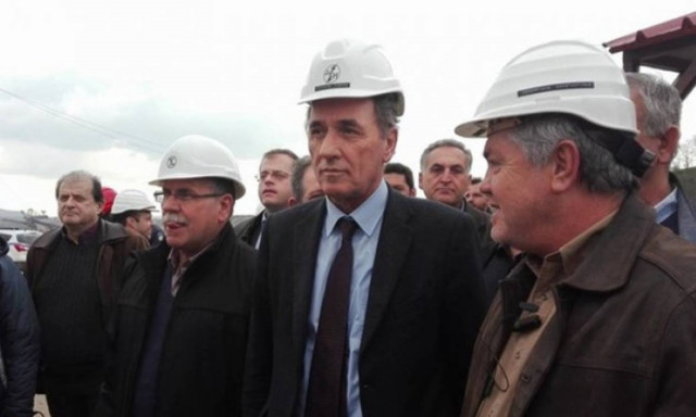 Χαμός στην Κοζάνη: Γιούχαραν τον Σταθάκη εργαζόμενοι της ΔΕΗ (vid)