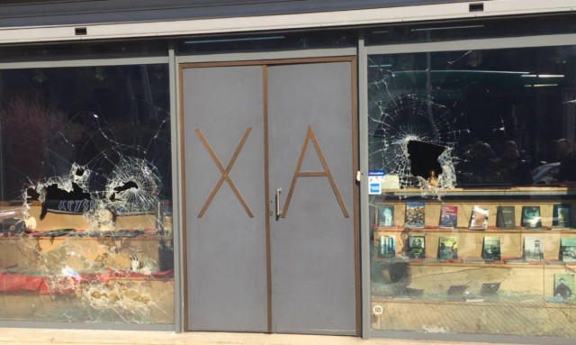 Επίθεση στα γραφεία της Χρυσής Αυγής στη Λεωφόρο Μεσογείων (pics&vid)