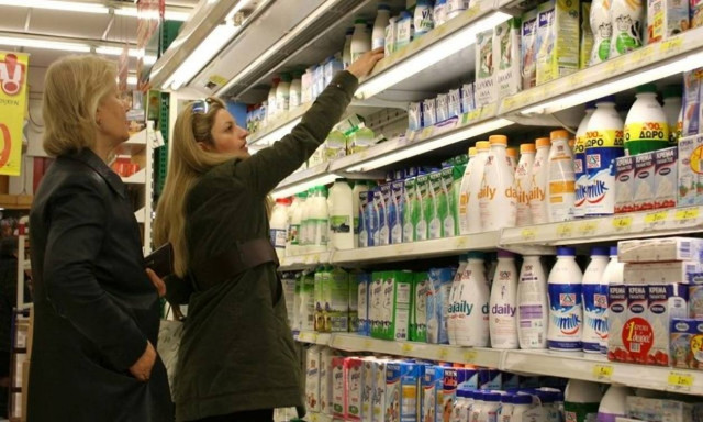 Με «δελτίο» οι Έλληνες στα σούπερ μάρκετ
