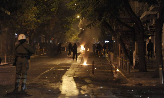 Νέες επιθέσεις σε διμοιρία των ΜΑΤ