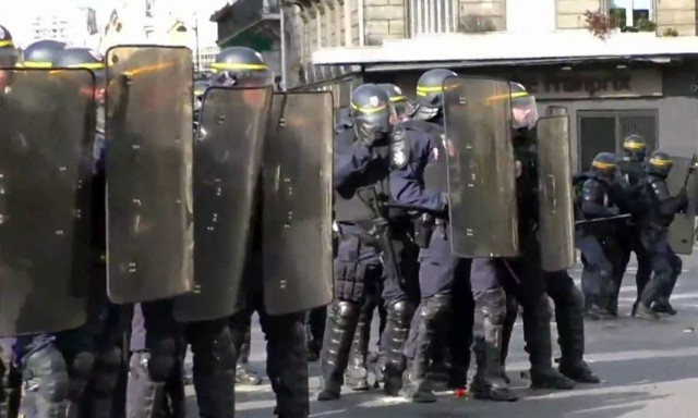 Γαλλία: Δακρυγόνα, πέτρες και ξύλο στην «καρδιά» του Παρισιού (vid)