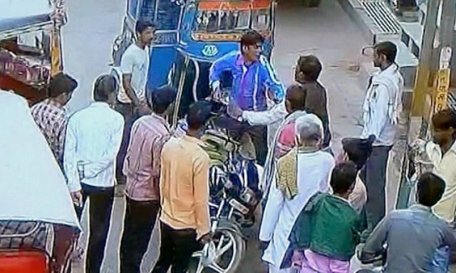 Βίντεο σοκ: Άγρια δολοφονία στη μέση του δρόμου για... την προτεραιότητα