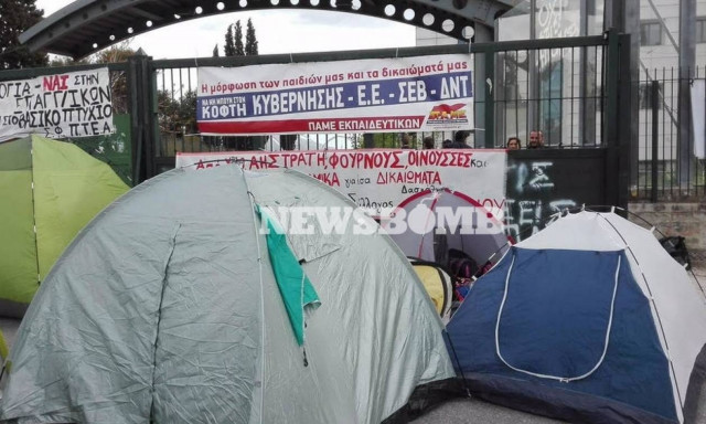 Για τρεις ώρες παρέμεναν εγκλωβισμένοι οι υπάλληλοι του υπουργείου Παιδείας