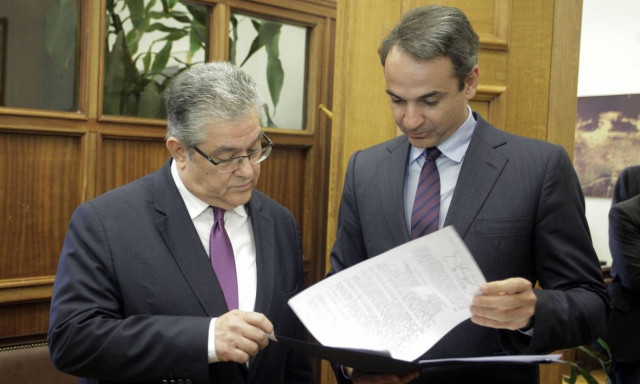 Τι συζήτησαν Μητσοτάκης - Κουτσούμπας στη Βουλή (pics)