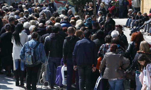 Πού σε κατάντησαν ρε Έλληνα; Στην ουρά για μια σακούλα τρόφιμα