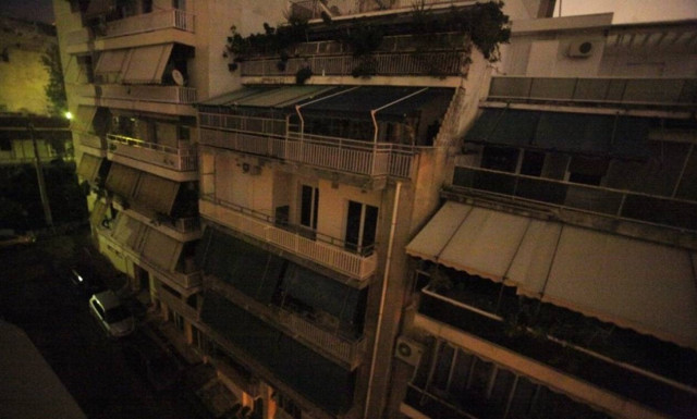 Reuters: Οι Έλληνες ζουν στο σκοτάδι - Δεν έχουν λεφτά ούτε για το ηλεκτρικό ρεύμα