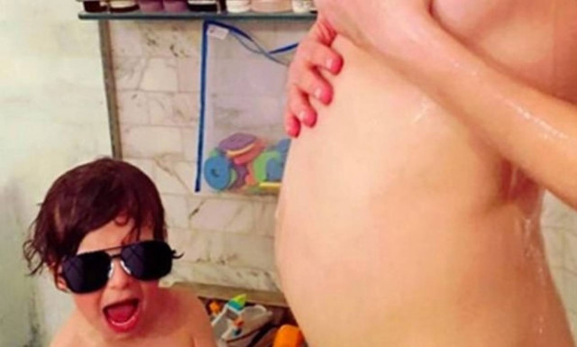 Χθες ανακοίνωσε την εγκυμοσύνη της και σήμερα φωτογραφίζεται γυμνή δείχνοντάς μας την κοιλίτσα της