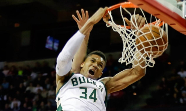 Συγκλονιστικός Αντετοκούνμπο: «Γκρέμισε» την μπασκέτα (vid)