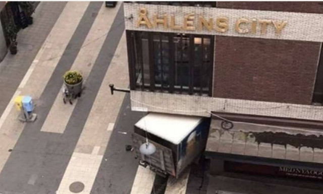 Τρομοκρατική επίθεση Στοκχόλμη: Φορτηγό έπεσε σε πολυκατάστημα - Πέντε νεκροί και δεκάδες τραυματίες