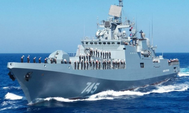 Λεπτές ισορροπίες! Ρωσικό πολεμικό πλοίο πλησιάζει τα αμερικανικά στην Ανατολική Μεσόγειο