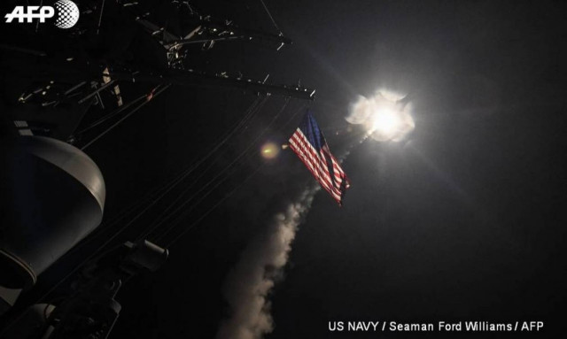 Συγκλονιστικό βίντεο: Η στιγμή που οι Τόμαχοκ των ΗΠΑ ισοπεδώνουν την συριακή αεροπορική βάση