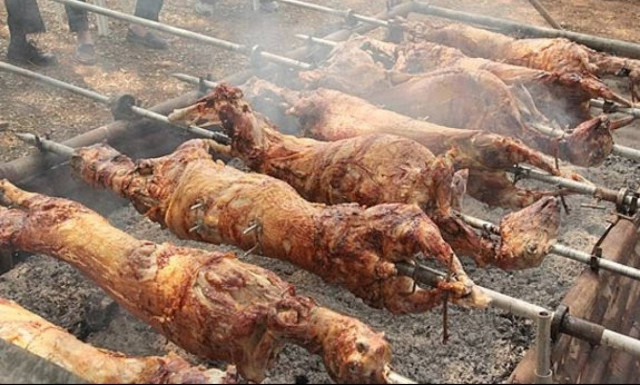 Ούτε ιερό ούτε όσιο: Άθεοι διοργανώνουν δείπνο με κρέας τη Μεγάλη Παρασκευή