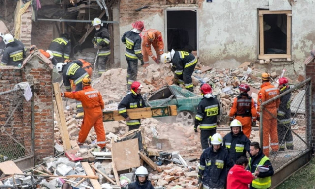 Τραγωδία στην Πολωνία: Κατέρρευσε κτήριο έπειτα από έκρηξη – Τουλάχιστον έξι νεκροί (Pics)