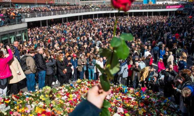 Η Σουηδία αποτίει φόρο τιμής στα θύματα της τρομοκρατικής επίθεσης