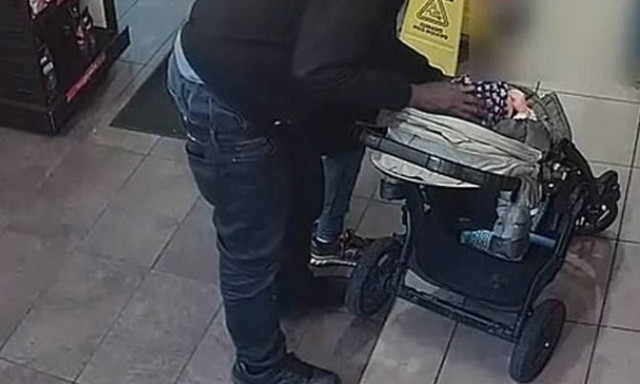 Τρόμος: Άντρας προσπαθεί να αρπάξει μωρό μπροστά στα μάτια της μητέρας του (vid)