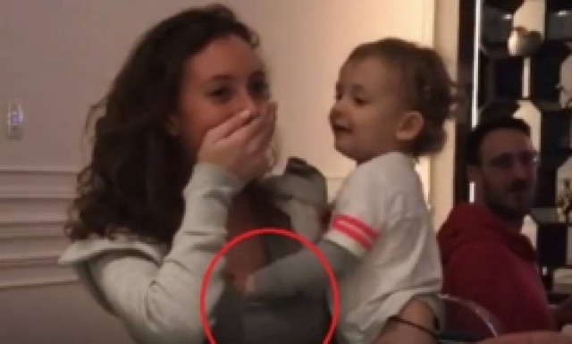 Σάλος με το «καυτό» μοντέλο που αφήνει το μικρό ανιψιό της να «παίξει» με το στήθος της (video)