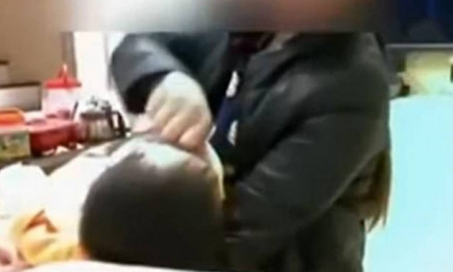 Βίντεο σοκ: Νταντά ταΐζει το μωρό με το ζόρι και του κρατάει τη μύτη για να καταπιεί!