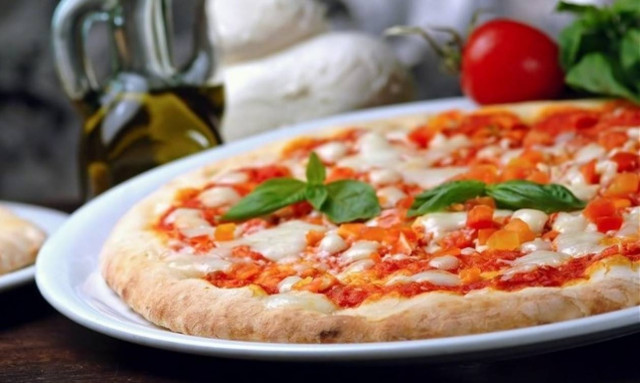 Η πίτσα περνά στα χέρια ξένων