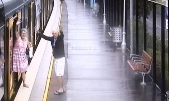 Καρέ-καρέ η τρομακτική στιγμή που αγοράκι γλιστράει στο κενό μεταξύ συρμού και αποβάθρας