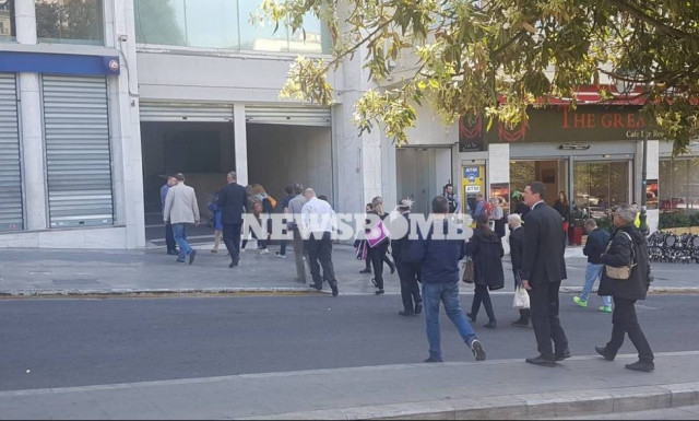 Λήξη συναγερμού στο Σύνταγμα: Φάρσα το τηλεφώνημα για βόμβα σε τράπεζα