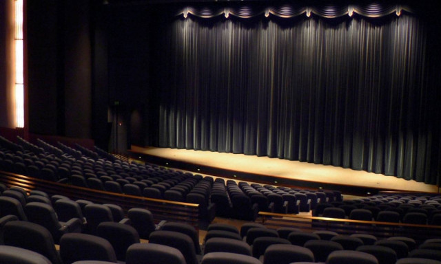 Υποχρεωτικά στο θέατρο οι αστυνομικοί για να ανέβουν «επίπεδο»