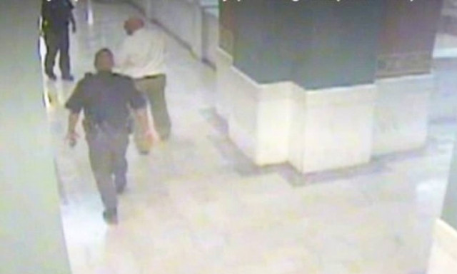 Σοκαριστικό βίντεο: Κατηγορούμενος για βιασμό και δολοφονία 10χρονης αυτοκτόνησε στο δικαστήριο