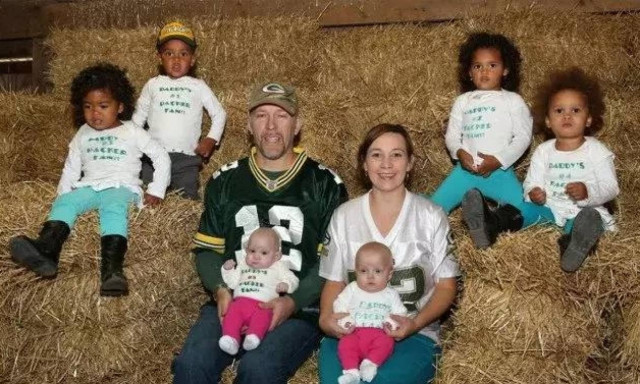 Απίστευτο κι όμως αληθινό! Έχουν τρία ζευγάρια διδύμων, με την ίδια μέρα γενέθλια