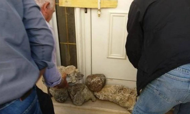 Εξαγριωμένοι αγρότες έχτισαν με πέτρες το δασαρχείο Καλαμάτας (photos)