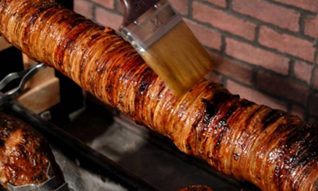 Το Brexit απειλεί να... φάει και το ελληνικό κοκορέτσι!