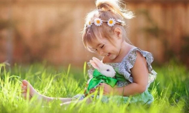 Πάσχα στο χωριό: Τι πρέπει να κάνετε ως γονείς αν φύγετε