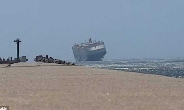 Τρόμος στην ακτή: Πλοίο παραλίγο να αναποδογυρίσει από τον ισχυρό άνεμο (video)