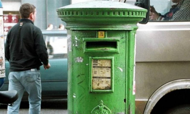 Σε αυτή τη χώρα ο ταχυδρόμος εκτός από την αλληλογραφία μοιράζει και… κοτόπουλα!