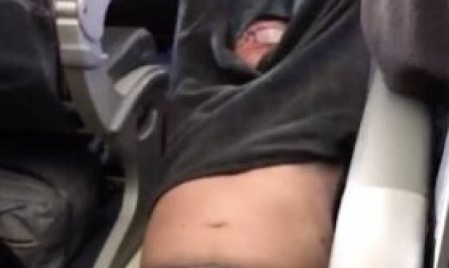 Μετά τον σάλο η United δεν θα καλεί πια αστυνομικούς για να απομακρύνει επιβάτες υπεράριθμων πτήσεων