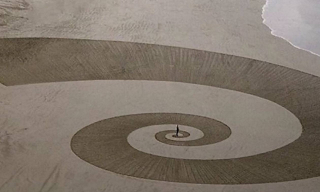 Δεν φαντάζεστε τι μπορεί να κάνει αυτός ο τύπος με την άμμο! (vid)