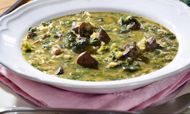 Πάσχα: Γιατί τρώμε μαγειρίτσα το βράδυ του Μ. Σαββάτου μετά την Ανάσταση;-Τι συμβολίζει;