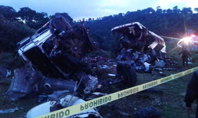 Μεξικό: Τουλάχιστον 24 νεκροί από μετωπική σύγκρουση λεωφορείου με βυτιοφόρο (pics)