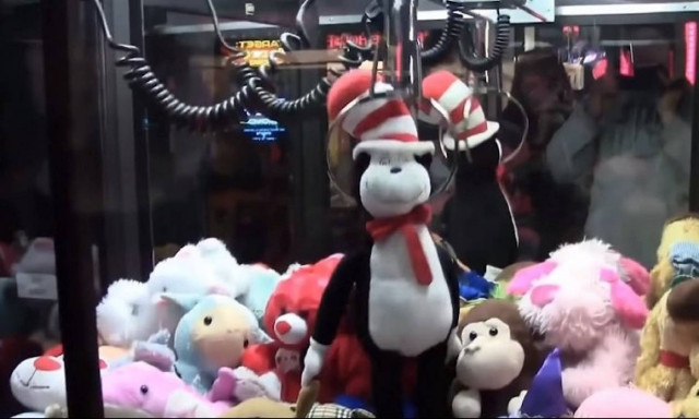 Το απίστευτο κόλπο για να πιάνετε πάντα τα κουκλάκια στο μηχάνημα! (vid)