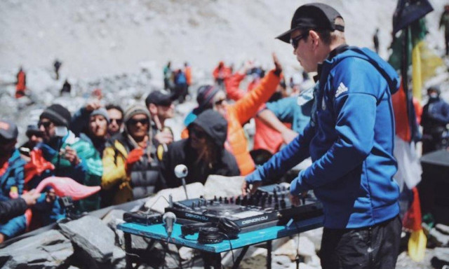 Η πιο παράξενη συναυλία του 2017: Δείτε ποιος διάσημος μουσικός ξεσήκωσε το κοινό στο Έβερεστ (Vids)