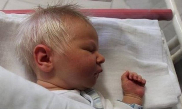 Γοητευτικός πρίγκιπας! Το μωρό που γεννήθηκε με κάτασπρα μαλλιά