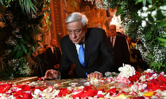 Καλαμάτα: Παρουσία του Προκόπη Παυλόπουλου η περιφορά του Επιταφίου στην Υπαπαντή (vids+pics)