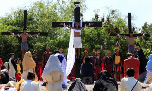 Φιλιππίνες: H σοκαριστική αναπαράσταση της Σταύρωσης που διχάζει (pic+vid)