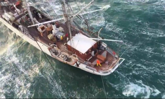 Εντυπωσιακή διάσωση από ελικόπτερο για νεαρό που τραυματίστηκε σε γιoτ (vid)