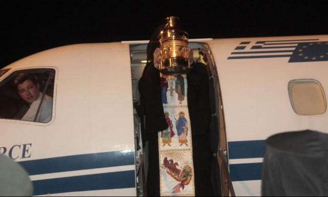 Συγκίνηση και δέος: Στην Αθήνα το Άγιο Φως με τιμές αρχηγού κράτους