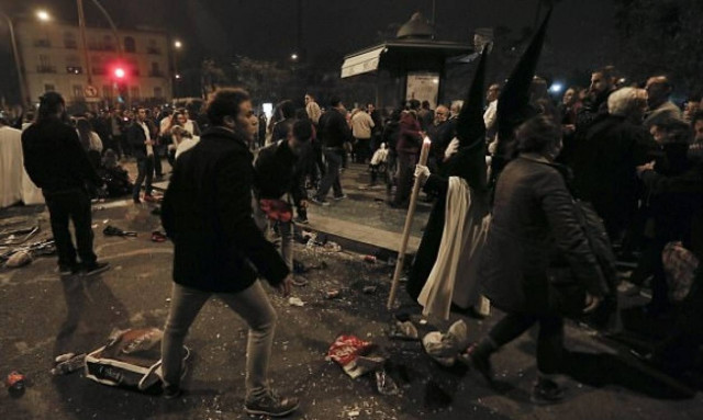 Πανικός στη Σεβίλλη: Ποδοπατήθηκαν στον Επιτάφιο λόγω κακόγουστης φάρσας (pics+vid)